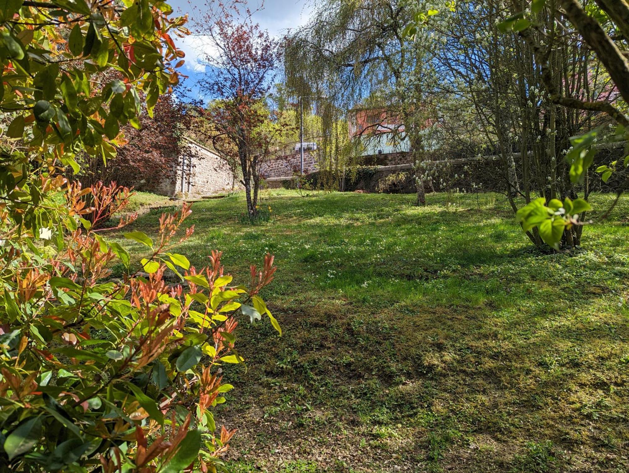 Un Jardin Secret Bed & Breakfast Yzeron Exterior photo