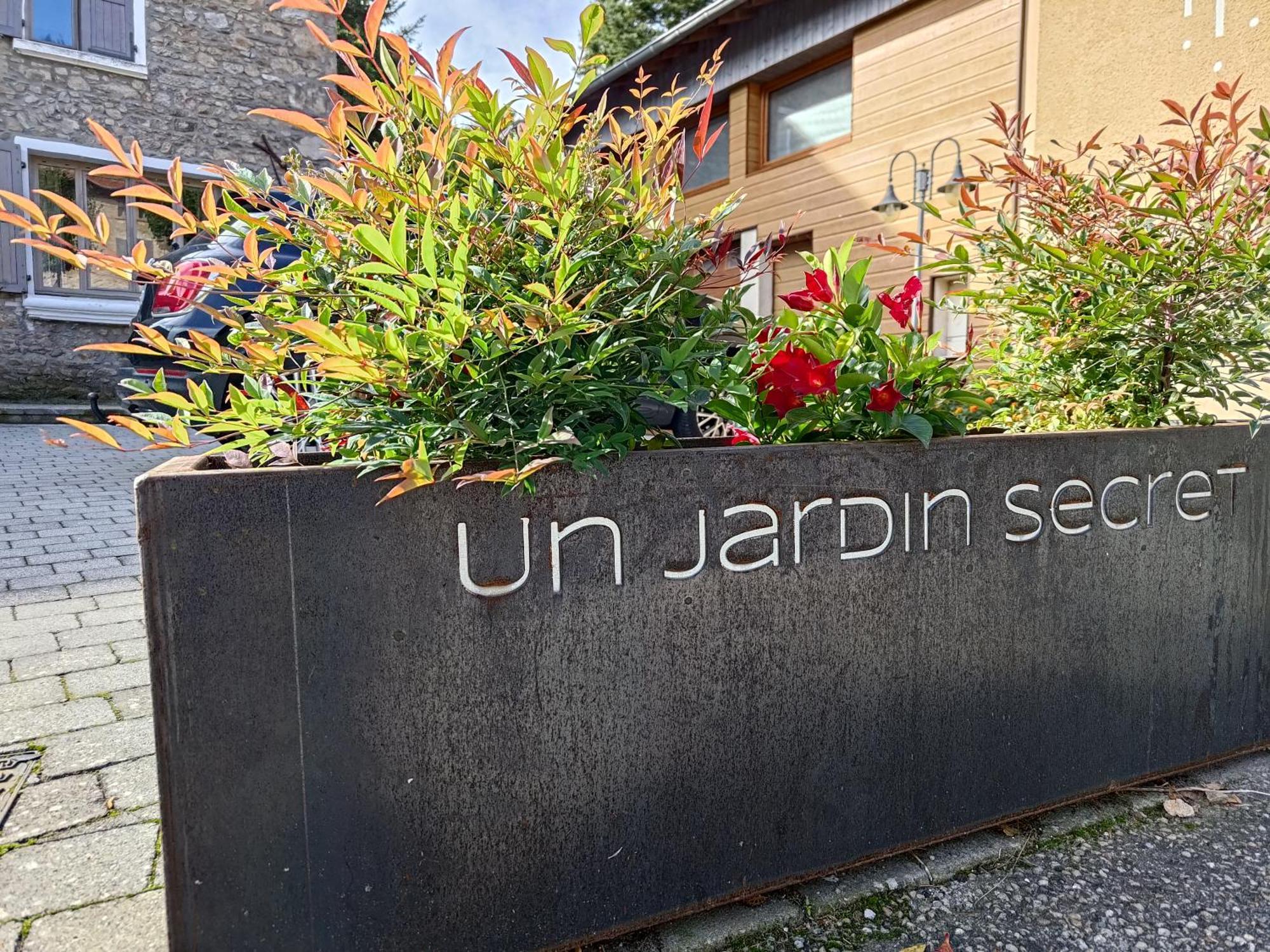 Un Jardin Secret Bed & Breakfast Yzeron Exterior photo