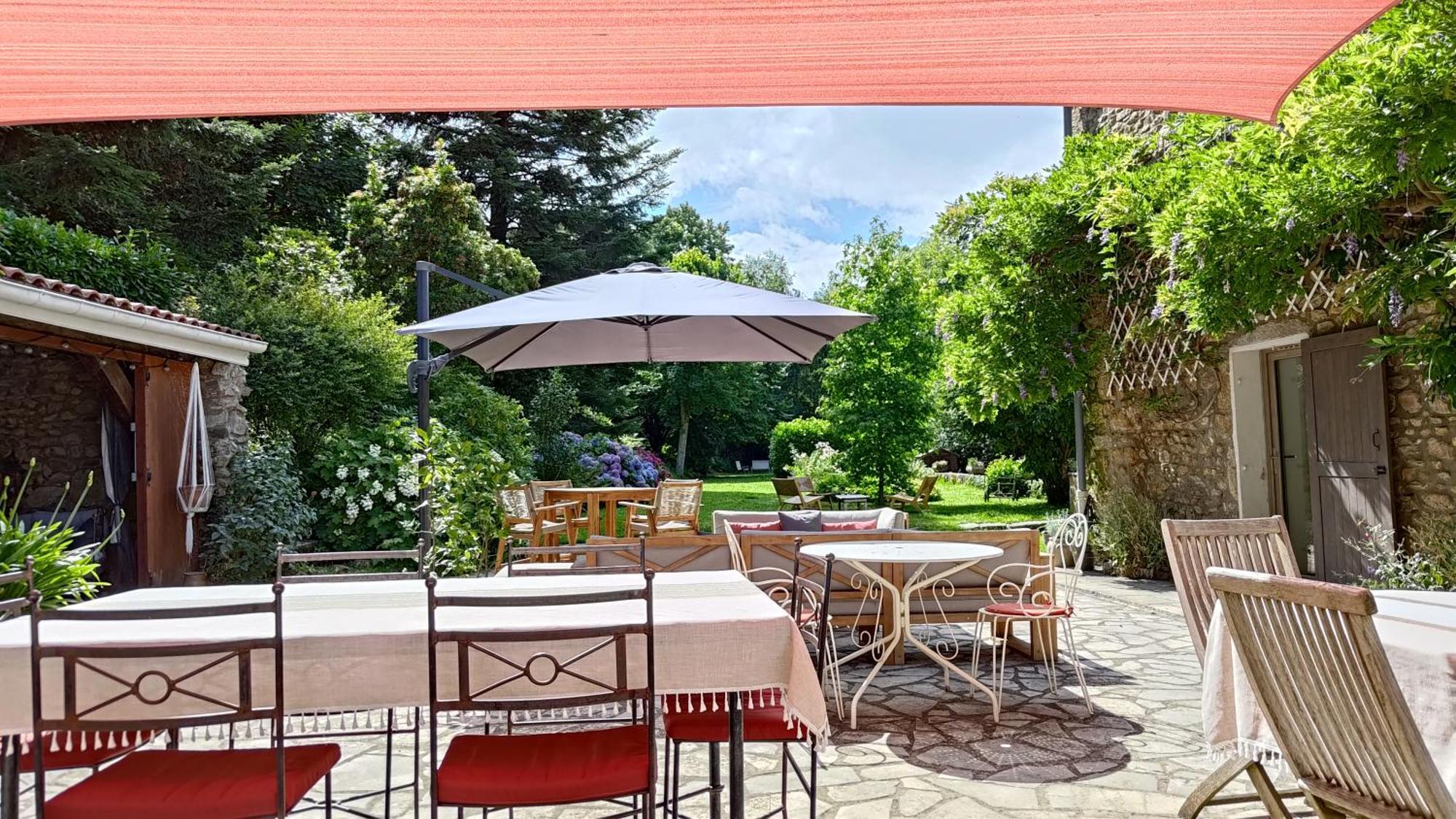 Un Jardin Secret Bed & Breakfast Yzeron Exterior photo